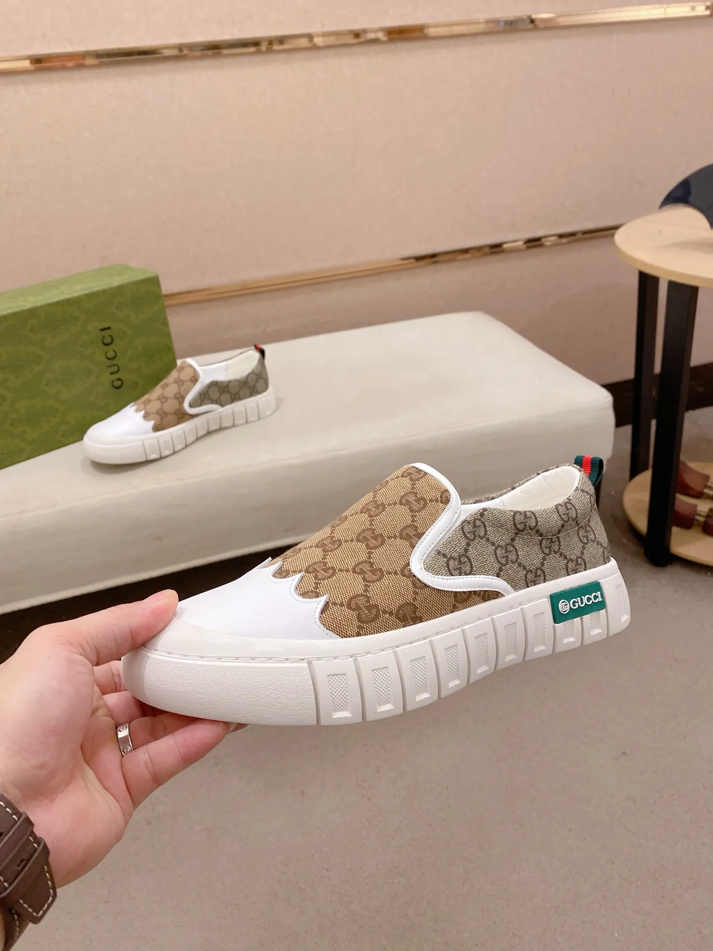 Factory price: 400💰 (GUCCI) The latest model from the official website 🎁🎁Casual and fashionable men's shoes👟, hot style💥The version is simple and elegant, exclusive for trendy men. Unique latest brand elements from the official website👑Original decoration, fashionable and generous, the fabric is original cowhide ✅Sheepskin lining, the official website specifies wear-resistant casual outsole, the classic model is taken in kind at the counter🎬38-44 (45 is not returned or exchanged when customized)